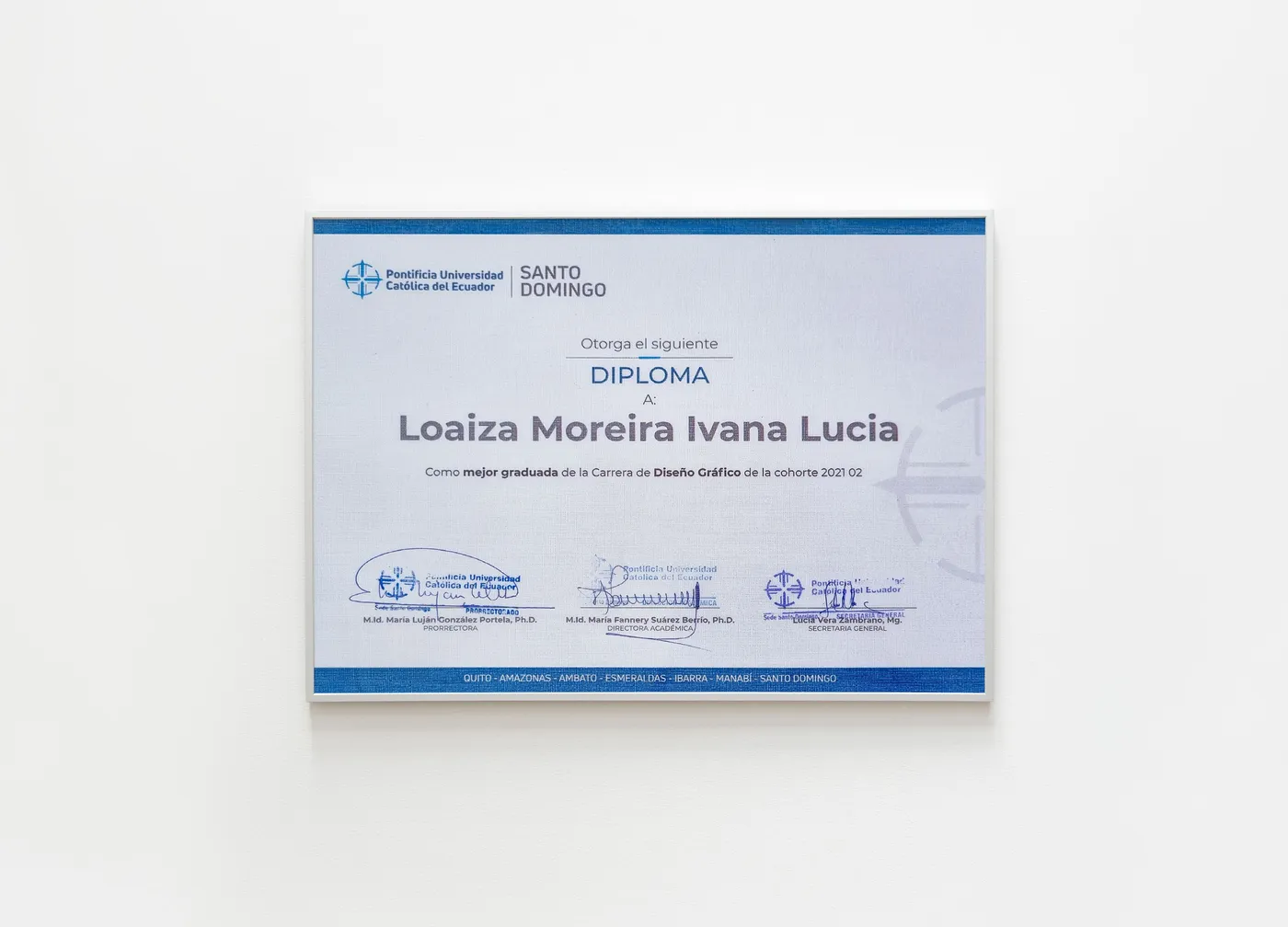Diploma de mejor graduada de la carrera de Diseño Gráfico, PUCE Santo Domingo