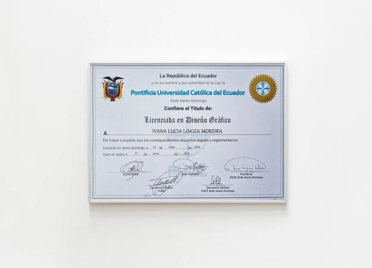 Título de Licenciada en Diseño Gráfico de la Pontificia Universidad Católica del Ecuador