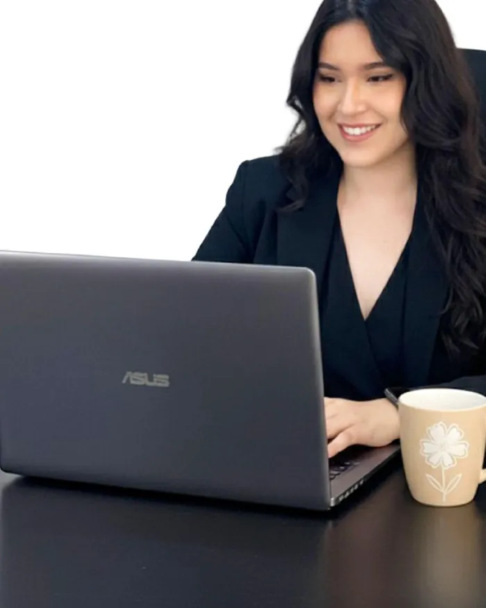 Ivana Loaiza trabajando en su escritorio