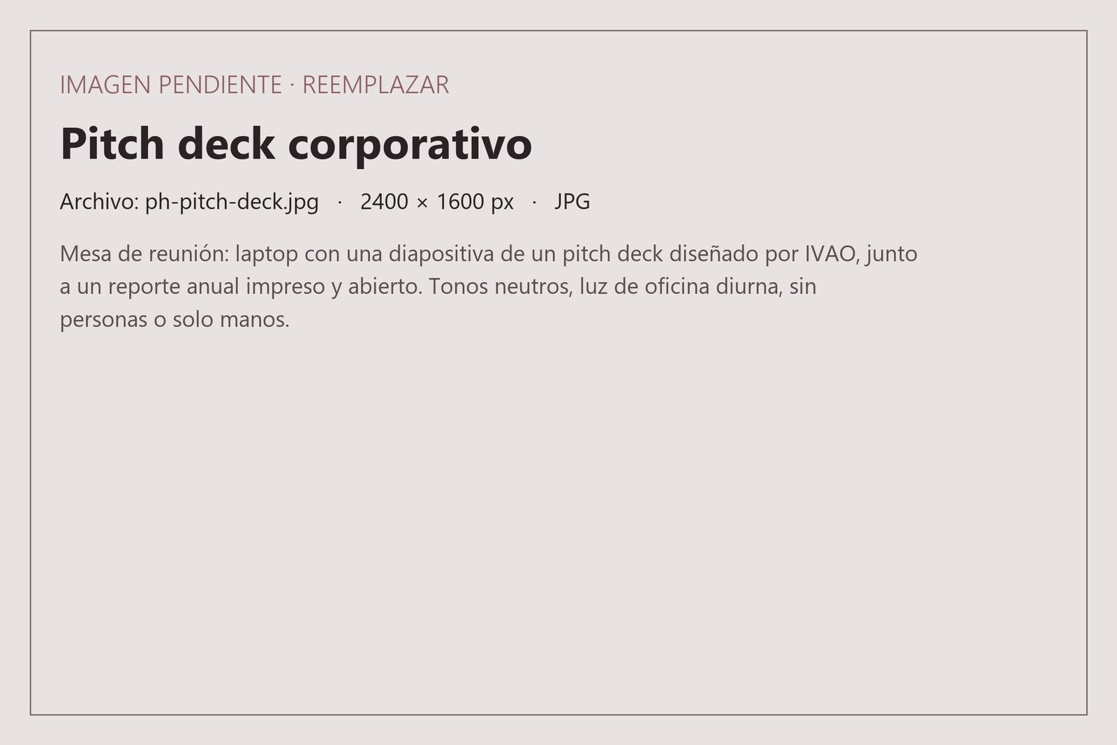 Pitch deck corporativo en una laptop junto a un reporte impreso